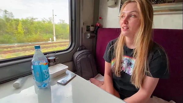 新しい既婚の継母アリナ・ライは電車の中で見知らぬ人とセックスしたクールな映画