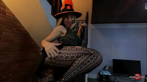 Nuovi The delicious little witch Melody Antunes enjoyed Halloween with Eddie from Iron Maiden and brought tricks and treats, happy Halloween fantastici film