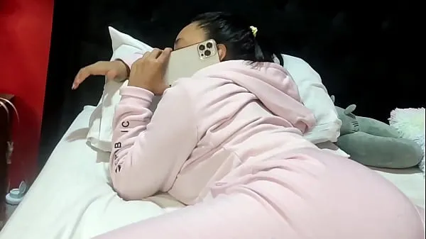 新继兄弟在手机上与男友说话时，他操了她的继承人酷电影