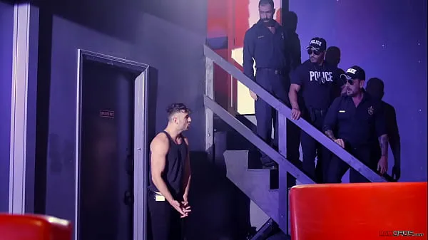 Novos Orgia selvagem com um bando de policiais corruptos sensuais filmes legais