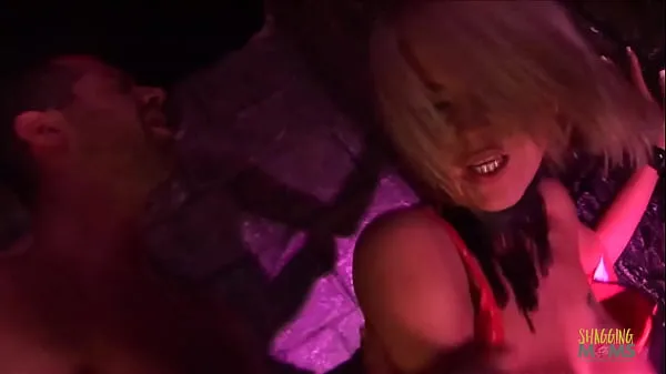 Nouveaux Après avoir eu les yeux bandés dans le cachot, une milf blonde avec de faux seins le surprend avec un bj films sympas