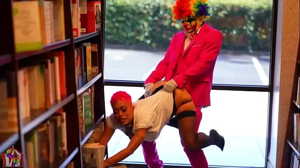 Новые Клоун Gibby шпилит Jasamine Banks в книжном магазине крутые фильмы