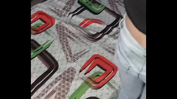 新他妈的服务人员，我在她穿衣服的时候偷看她，她发现了我，我不得不他妈的她而且没有避孕套酷电影