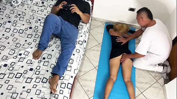 Nouveaux J'aime que le masseur me masse le cul et le vagin devant mon mari cocu NTR Netorare films sympas