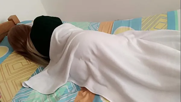 新我把我的大鸡巴放在她蓬松的臀部之间，当她意识到这一点时，我在没有避孕套的情况下将它插入她的体内......放学后他妈的酷电影