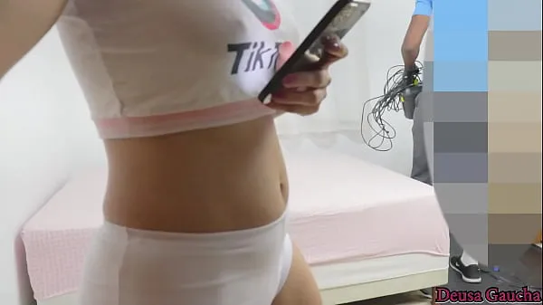 Nouveaux Un client taquine un technicien du câble jusqu'à ce qu'il la baise dans la fourrure | COMPLET PAS DE ROUGE | FILMS SALES films sympas