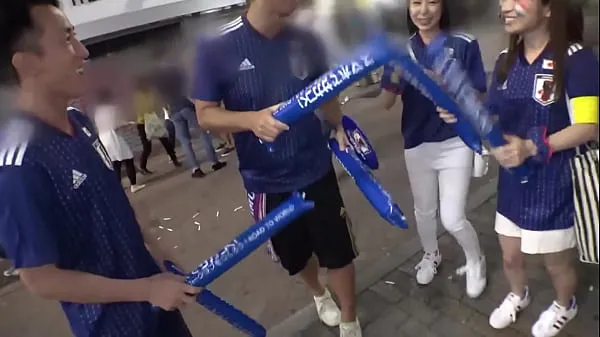 التقط فتاة تشاهد كأس العالم! في خضم هذه اللحظة ، طلب من اثنين من عشاق العارضات الجميلين الذين يشاهدون المباراة أن يأتوا إلى فندقه من أجل العربدة الجنسية التي بلغت ذروتها في قذف المني المتشددينأفلام رائعة جديدة