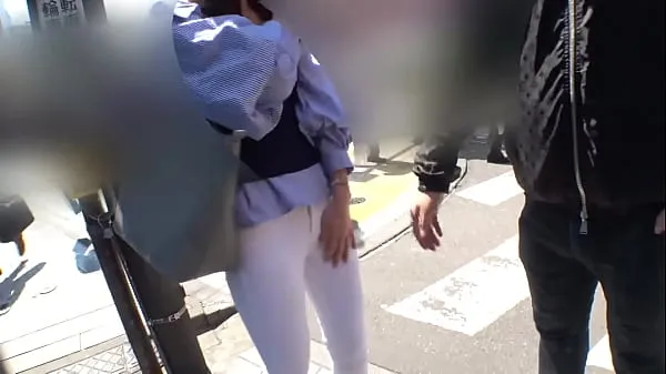 新有小奶情结的美女美容师尝试丰胸按摩！ 她敏感的乳头被玩弄，她开始发情！ →她被操了，还带着一只大鸡巴酷电影