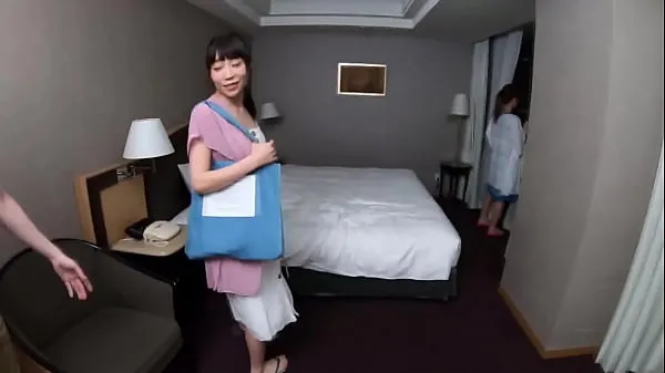 新在一个非常受欢迎甚至被杂志刊登的夜间游泳池里，他得到了一个穿着泳装的漂亮母狗。 跳过理性，她的恶毒本性就会显露出来酷电影