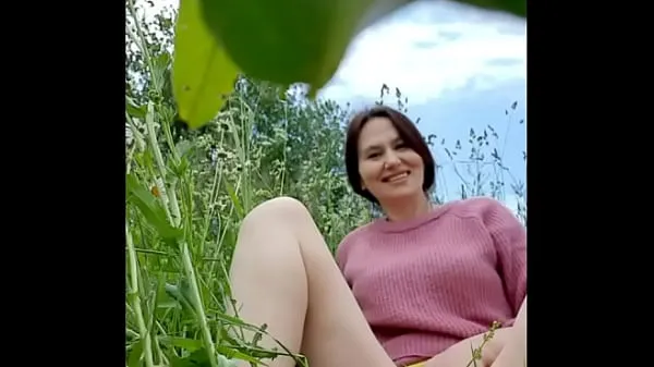 नई Naked horny MILF in a chamomile field masturbates, pisses and wards off a wasp / Angela-MILF शानदार फिल्में