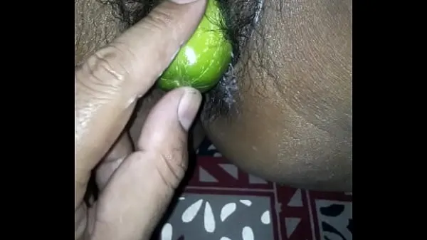 新Desi wife eating cucumber酷电影