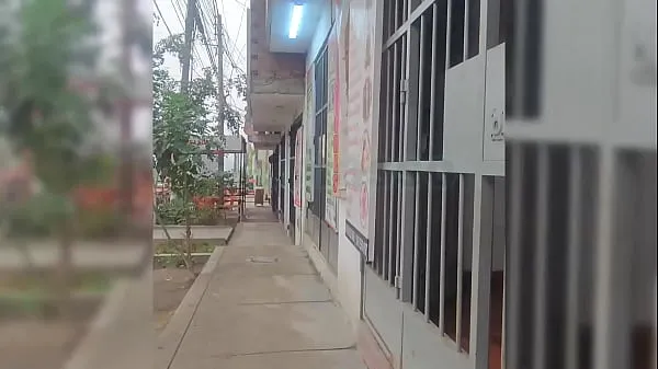 新我发现我朋友的妻子独自在家，我们默默地做爱，以免邻居听到 - 这就是当你让女人独自一人时会发生的事情酷电影