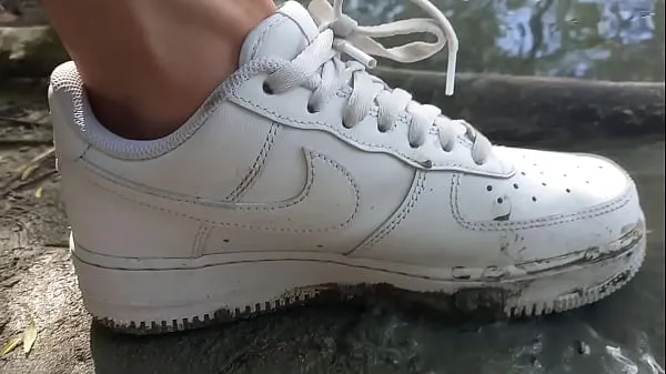 新这个小伙子用他的白色运动鞋 Nike Air Force One AF1 不穿袜子践踏泥土 这段同性恋色情视频是关于男孩在大自然中的恋足癖。 乔恩·阿尔廷 (Jon Arteen) 是一位炙手可热的亚洲双胞胎模特。 这位性感小伙穿着白色运动鞋，Nike Air Force One AF1，没有穿袜子。 没穿袜子的小伙子在脏兮兮的泥巴里玩耍，用脚践踏、跺脚、碾压、发出声音酷电影