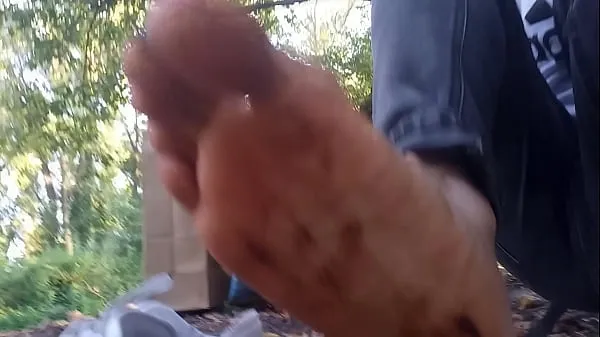 新在这个男孩恋足癖同性恋色情视频中，由于巧克力和番茄酱，鞋底很脏 这段同性恋色情视频是关于男孩在大自然中的恋足癖。 乔恩·阿尔廷 (Jon Arteen) 是一位炙手可热的亚洲双胞胎模特。 这位性感小伙穿着白色运动鞋，Nike Air Force One AF1，没有穿袜子。 没穿袜子的小伙子在每只鞋里放了巧克力和番茄酱，然后他在公园和街道上散步酷电影