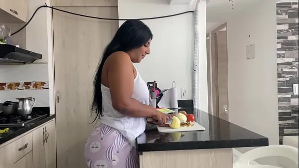 Nye Stepmom tries to make breakfast and ends up eating her stepson's cock kule filmer