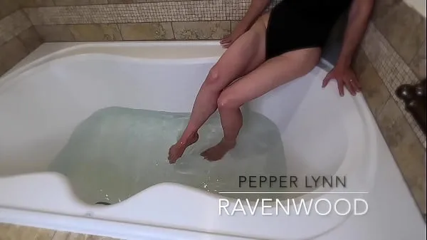 ใหม่ Pepper Lynn Ravenwood the exhibitionist oils her huge nipples, then licks her cream off a fat dildo หนังเย็น